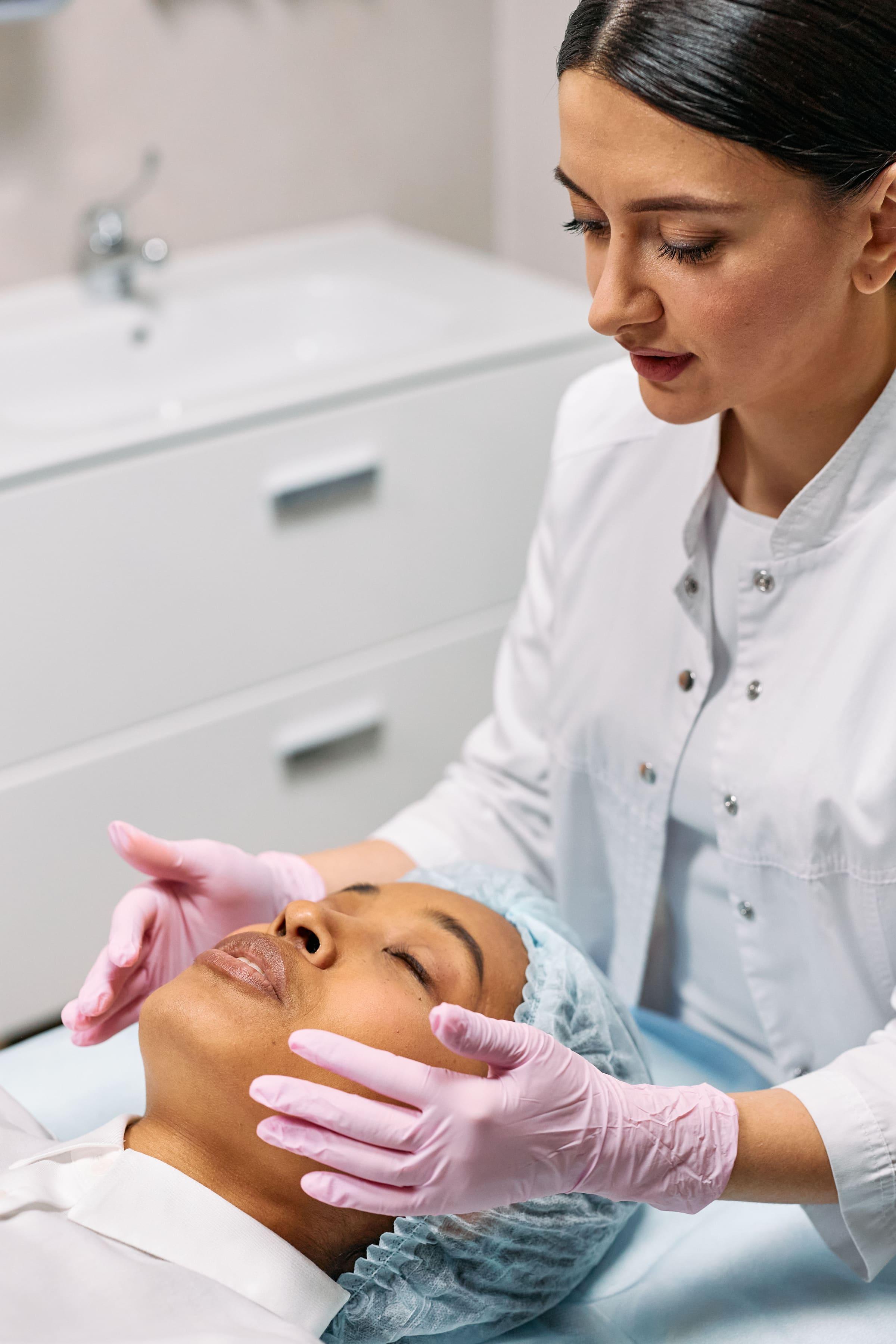 Equipe médica da RENOVE Dermatologia durante avaliação de paciente